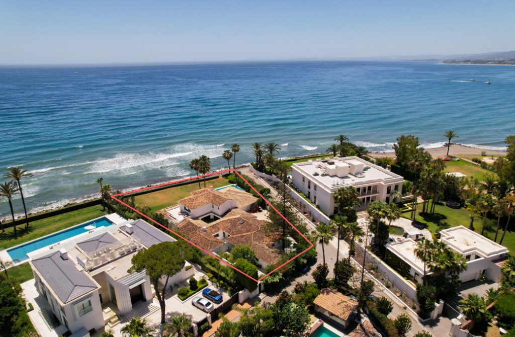 Beachfront Estate in Guadalmina Baja