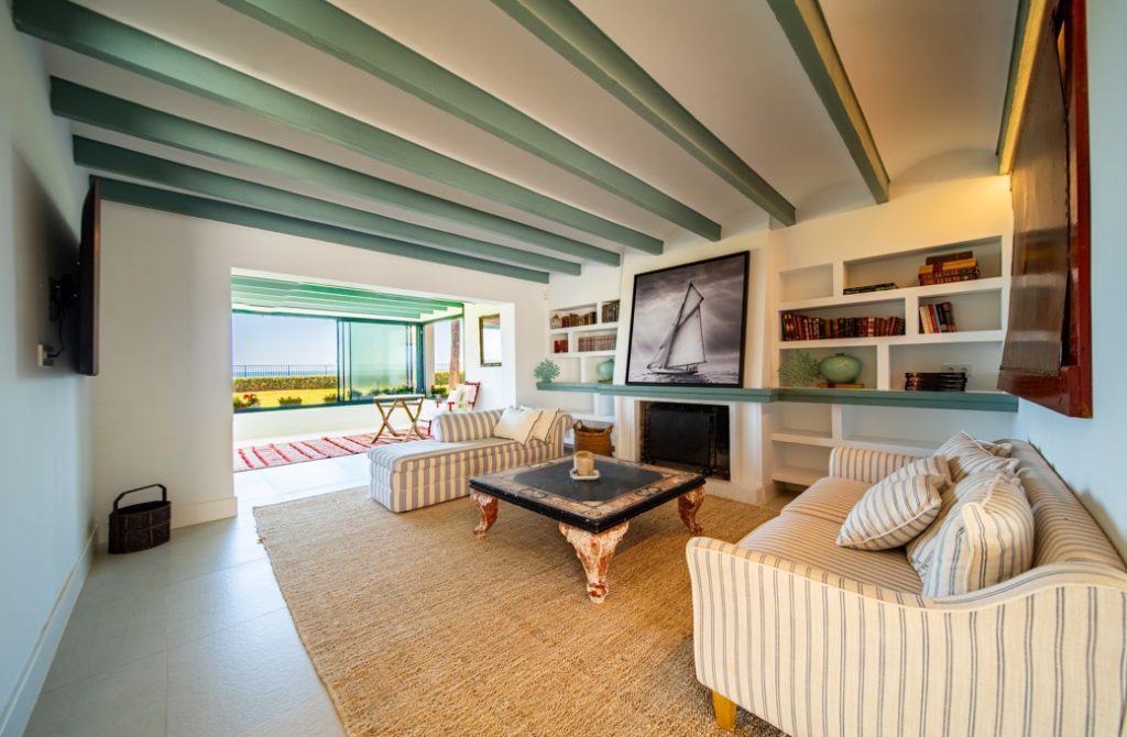 Beachfront Estate in Guadalmina Baja