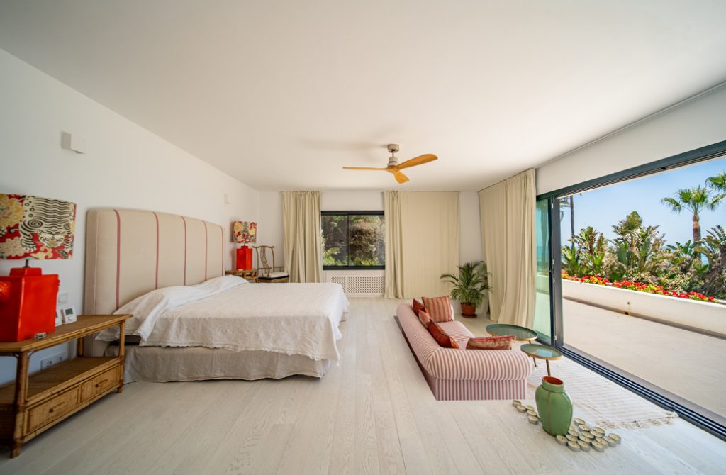 Beachfront Estate in Guadalmina Baja