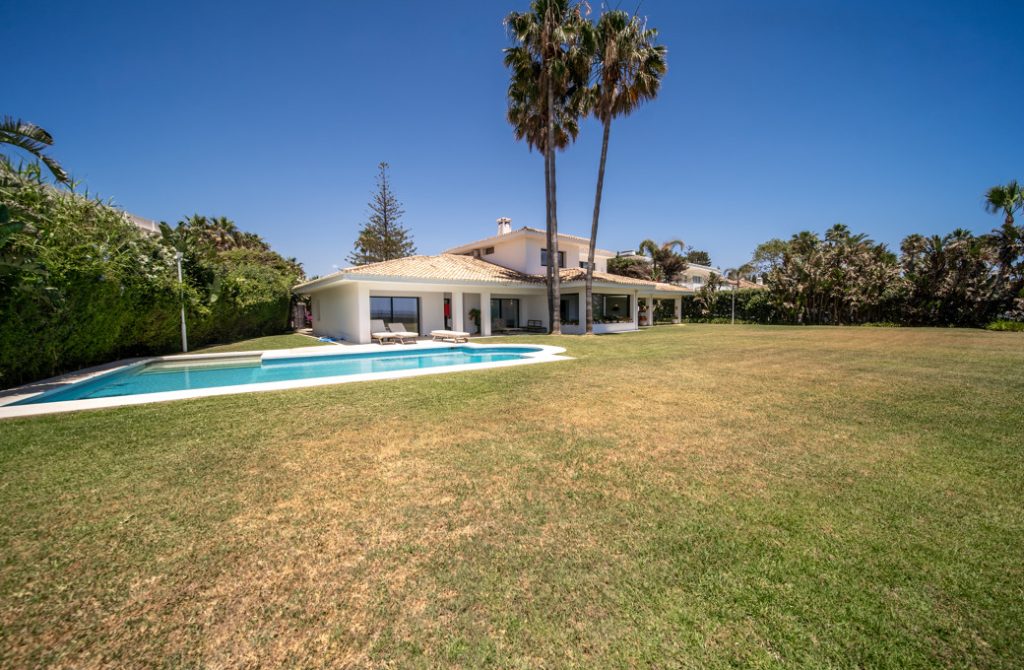 Beachfront Estate in Guadalmina Baja